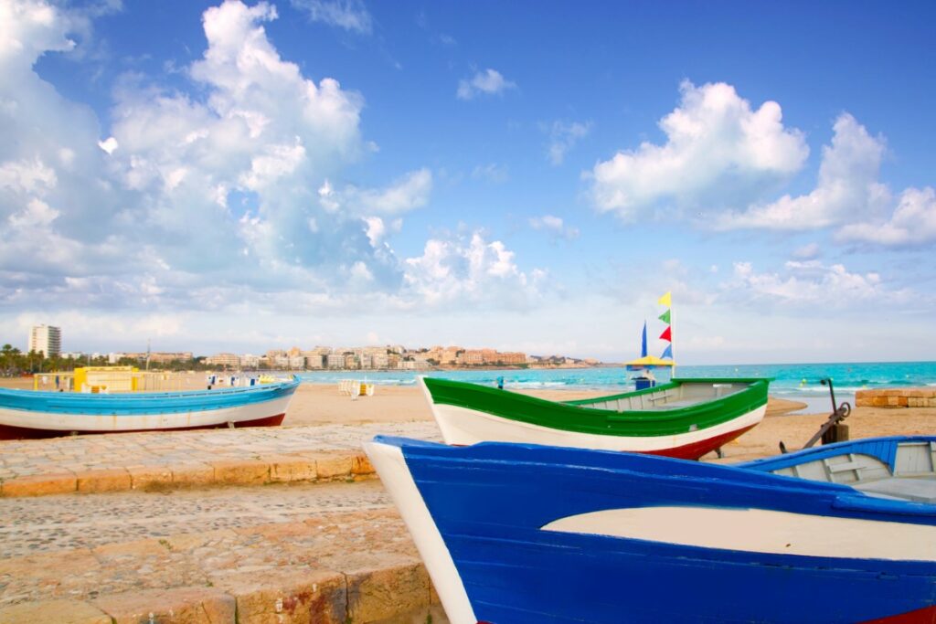 Playa de Salou con barcos de colores en la orilla